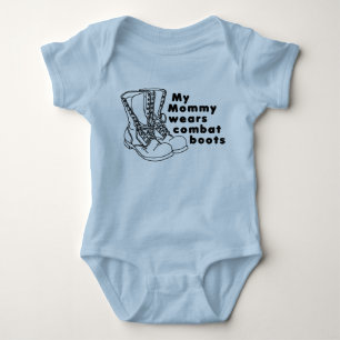 Body Ma maman porte des bottes de combat