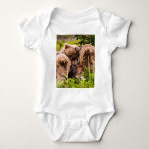 Body Mama bear nourrit ses deux petits, Lake Clark Nati