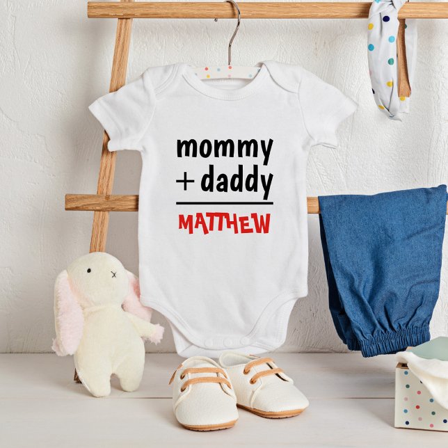 Body Maman Papa Bébé Nom du garçon Baby shower de texte (Mommy Daddy Baby Boy Name Red Text Baby Shower Baby Bodysuit)