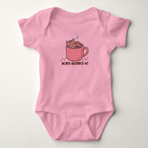 Body Mignon bébé endormi dans une tasse à thé Ne me dér