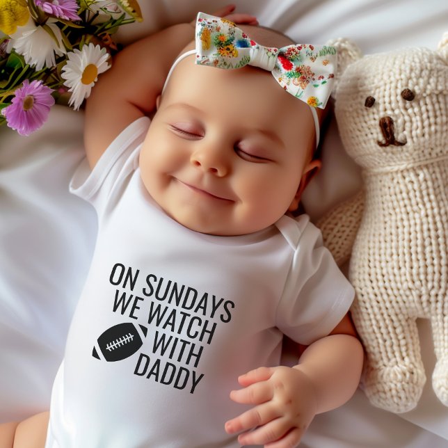 Body Mignon Le Dimanche Nous Regardons Le Football Avec (Cute On Sundays We Watch Football With Daddy Baby Bodysuit)