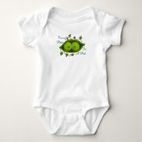 Mignons jumeaux deux petits pois dans une cosse