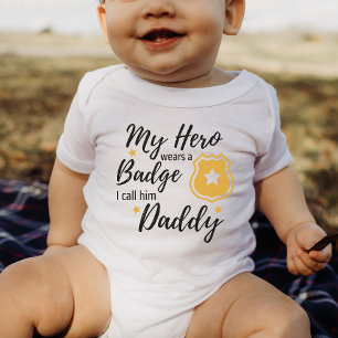 Body Mon héros porte un badge que je l'appelle papa Cop