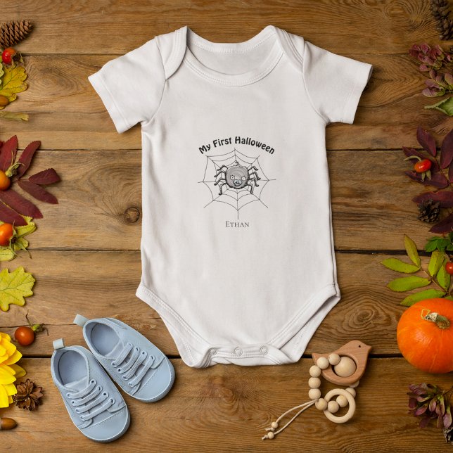 Body Mon premier homme d'Halloween mignon araignée Pers (Cute Personalized Baby Name "My First Halloween" Baby Boy Bodysuit. Hand-Drawn Cute Spider on Web.)