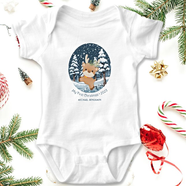 Body Mon premier petit cerf de Noël en neige (My First Christmas Bodysuit. Cute baby deer prancing in snow. Personalize name and year.)