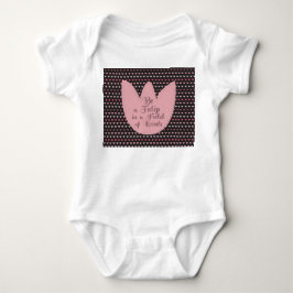 Body Motif Tulipe rose simple avec arrière - plan foncé