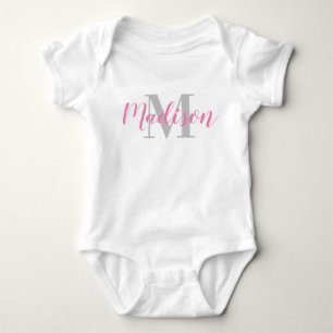 Body Nom rose personnalisé et t-shirt initial gris bébé