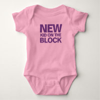 Nouvel enfant sur l'écriture bloc sur un