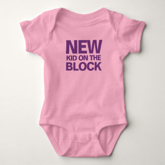 Body Nouvel enfant sur l'écriture bloc sur un
