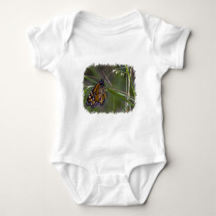 Body Papillon monarque dans l'herbe
