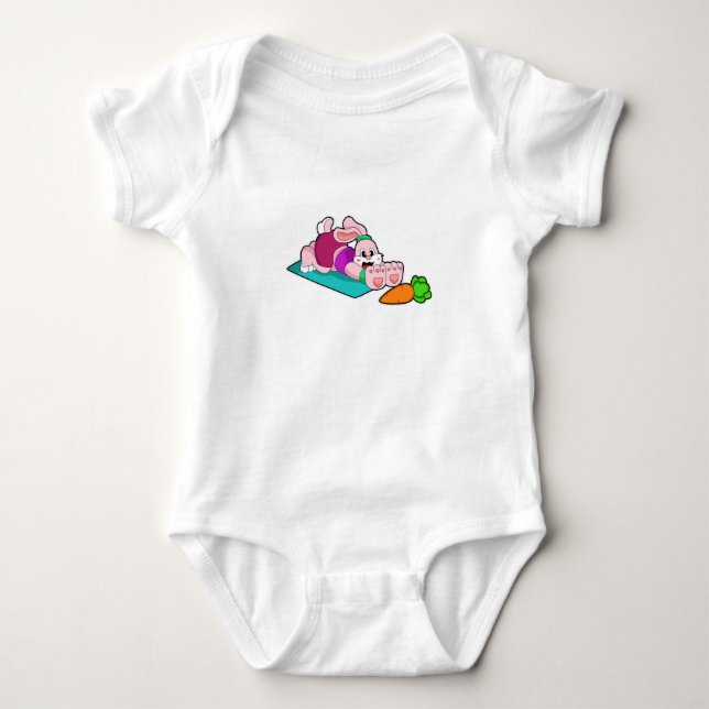 Body Rabbit avec carotte au Yoga sur tapis de Yoga (Devant)