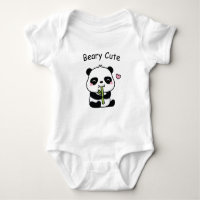 Très mignon, petit panda mâchonnant du bambou