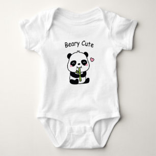 Body Très mignon, petit panda mâchonnant du bambou