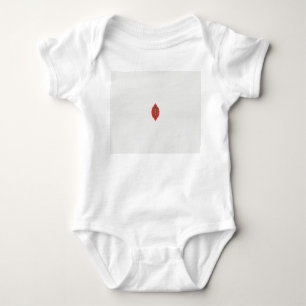 Body un design rouge et marron sur un arrière - plan bl