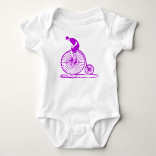 Body Un homme sur un penny Farthing - violet