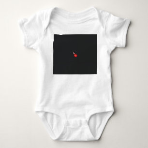 Body une fleur rouge sur fond noir