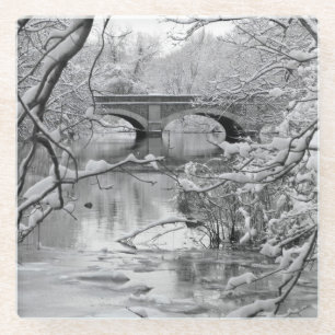 Bogen-Brücke über gefrorenem Fluss im Winter Glasuntersetzer
