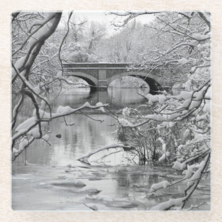 Bogen-Brücke über gefrorenem Fluss im Winter Glasuntersetzer