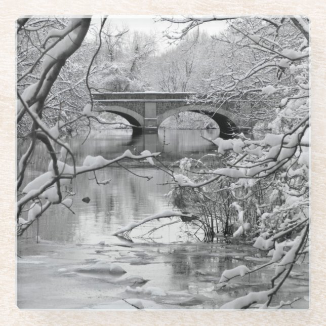 Bogen-Brücke über gefrorenem Fluss im Winter Glasuntersetzer (Vorderseite)