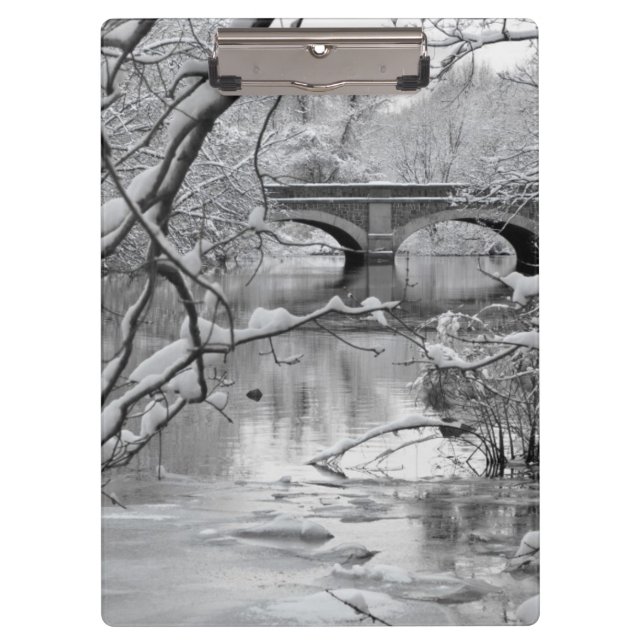 Bogen-Brücke über gefrorenem Fluss im Winter Klemmbrett (Vorderseite)