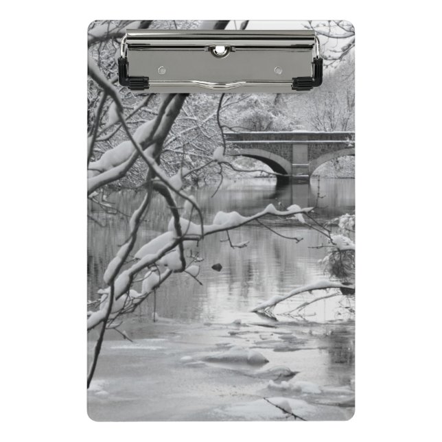 Bogen-Brücke über gefrorenem Fluss im Winter Mini Klemmbrett (Vorderseite)