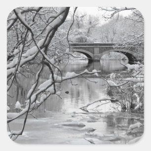 Bogen-Brücke über gefrorenem Fluss im Winter Quadratischer Aufkleber