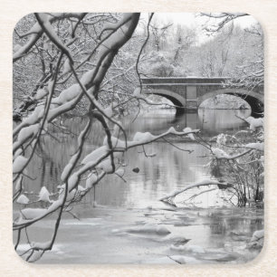 Bogen-Brücke über gefrorenem Fluss im Winter Rechteckiger Pappuntersetzer