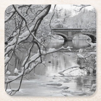 Bogen-Brücke über gefrorenem Fluss im Winter Rechteckiger Pappuntersetzer