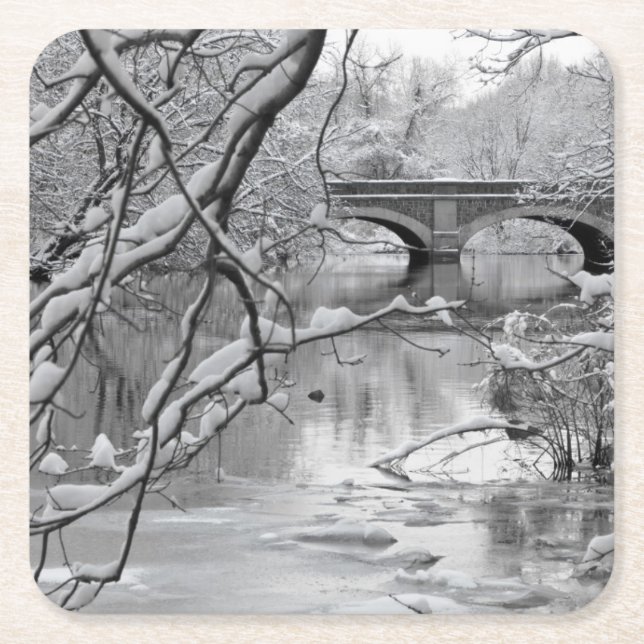 Bogen-Brücke über gefrorenem Fluss im Winter Rechteckiger Pappuntersetzer (Vorderseite)