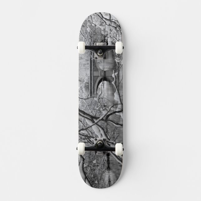 Bogen-Brücke über gefrorenem Fluss im Winter Skateboard (Vorderseite)