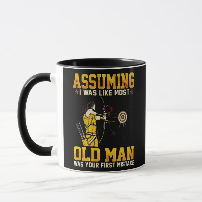 Bogenschießen, so wie der älteste Mann, der zuerst Tasse (Links)