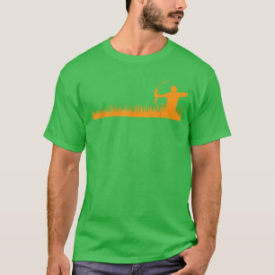 Bogenschütze beim Jagdbogenschießen auf Gras Jäger T-Shirt