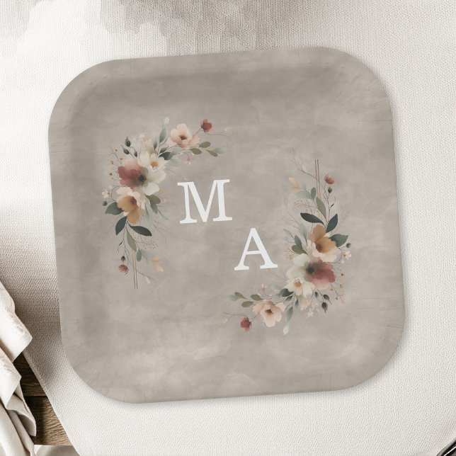 Bohemisch Beige Blumenzeremonie Pappteller (Decorate your celebration table in elegance with our monogrammed plates in 6 chic hues.)