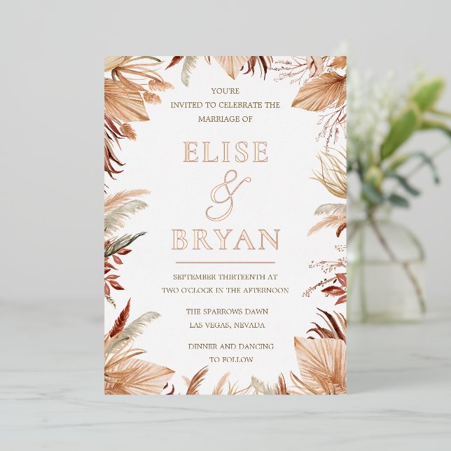 Bohemisch getrocknete Blätter Rose Gold Boho Weddi Folieneinladung (Stehend vorne)