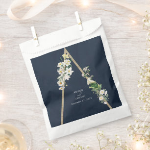 Bohemisch Wood Pyramid White Florals Blue Wedding Geschenktütchen