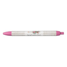 Bohemische Feder und Rose auf rustikalem Weißholz