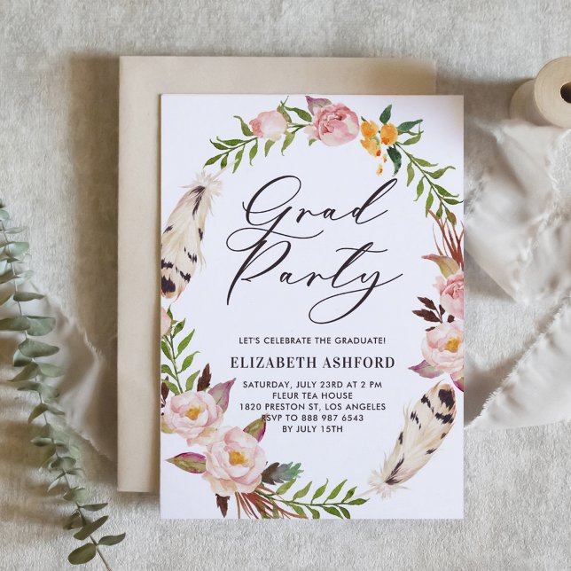 Bohemische Federn und Blumenkranz Abschluss Einladung (Customizable boho graduation invitation featuring watercolor flowers and feathers wreath. )