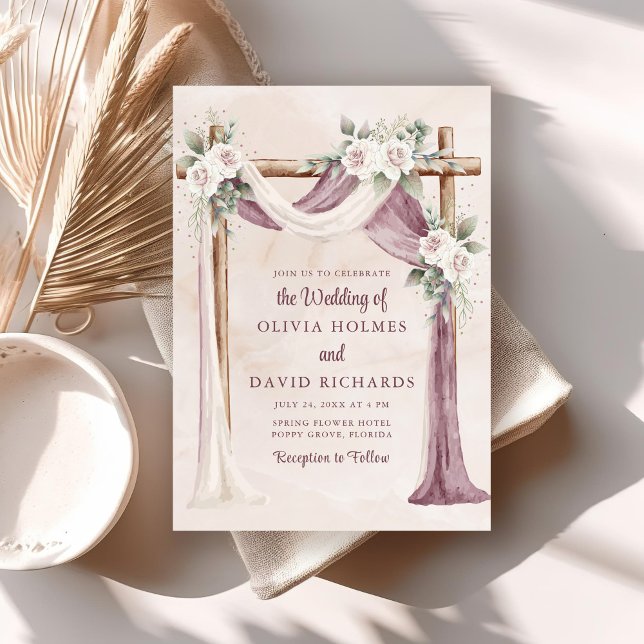 Bohemische Hochzeitsfeier mit Wasserfarben Einladung (Bohemian Watercolor Floral Arch Wedding Invitation on a boho wedding table.)