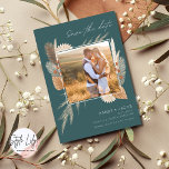 Bohemische Pampas Grass Foto Hochzeit Save The Date<br><div class="desc">Die Bohemische Hochzeit mit erdgeschmückten und entspannenden Klängen erspart Ihnen die Details Ihres Fotos und Ihrer Hochzeit in einem schönen Jadegrün mit Pampas-Gras und Blume-Design. Es gibt eine Wildnis und eine entspannte Freiheit im Kern von allem, was Böhm ist, und das wird Save the Date den Ton perfekt für Ihren...</div>