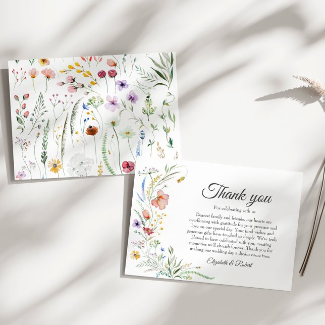Bohemische Wildblume Meadow Wedding Dankeskarte (Bohemian Wildflower Meadow Wedding Thank You Card on a sunny white table.)