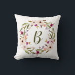 Bohemisches Blumenkissenmonogramm Kissen<br><div class="desc">Bohemisch inspiriert Kissen mit Aquarell lila und ElfenbeinBlume mit Laubkranz. Dieses individuell anpassbare Monogramm-Kissen ist als personalisiertes Geschenk- und Kinderzimmer-Zimmer-Akzent geeignet.</div>