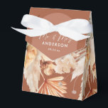 Bohenian boho Rost Terracotta Gastgeschenk Hochzei Geschenkschachtel<br><div class="desc">Moderne bohenian boho Rost Terracotta Palmenblatt Pampas Gras getrocknete botanische trendy elegante Wasserfarbe Gastgeschenk Hochzeit Box Design. Moderne Schrift Mr. und Mrs. Teil einer Hochzeitskollektion.</div>