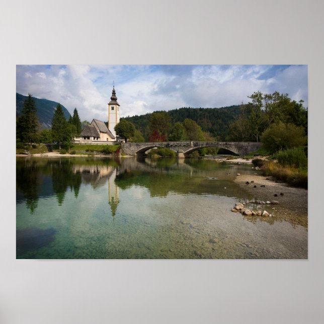 Bohinj lac avec église en Slovénie affiche (Devant)