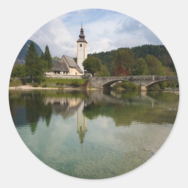Bohinj See mit Kirche in rundem Aufkleber (Vorderseite)