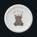 Boho Bear Wood Inspiriert Kinderdusche Pappteller<br><div class="desc">Babyduschpapier-Teller mit einer Abbildung eines Babybärenkuchens mit einer Blume über einem grauen Holzdesign. Personalisieren Sie den Namen.</div>
