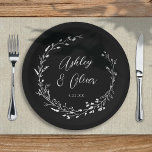 Boho Black Wildblume Botanische Hochzeit Pappteller<br><div class="desc">Diese elegante Hochzeitspapiertafel besticht durch einen schicken schwarzen Hintergrund mit handgezeichnet Wildblume und eleganter Typografie in Weiß. Es ist ein perfektes Design für eine rustikale,  aber elegante Hochzeit und koordiniert mit unserer rustikalen Wildblumen-Kollektion... Sehen Sie sich die Kollektion für weitere Artikel an!</div>