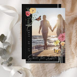 Boho Black Wildblumen Foto Save the Date<br><div class="desc">Wildblumen Schwarzes Foto Save the Date Karte. Erinnern Sie Ihre Freunde und Ihre Familie stilvoll an Ihren Hochzeitstag, mit dieser blumengeschmückten, dunklen Ästhetik, Wildblumen, Save the Date Foto-Karte, mit einer hübschen, weißen Typografie, auf einem auffallenden schwarzen Hintergrund neben einem stilvollen Foto des zukünftigen Ehepaars, das Sie personalisieren können, umgeben von...</div>