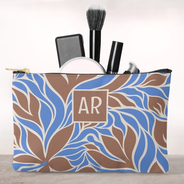 Boho Blue & Brown Modern Floral Pattern Monogramm Zubehörtasche (Cool Mocha & Blue Modern Floral Pattern Monogram Accessory Pouch)