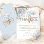 Boho Blue Floral Pampas Teddy Bear Boy Baby Dusche Dankeskarte<br><div class="desc">Diese schicke Babydusche-Dankeschön-Karte mit pastellfarbenen, blauen Rose, Pampas-Gras und einem niedlichen Teddybär, der einen Ballonbuket mit einer Überschrift von "Danke" hält. Die Rückseite ist beidseitig illustriert. Personalisieren Sie es einfach und schnell mit Ihren Party-Details, drücken Sie einfach die Schaltfläche Anpassen, um den Stil und die Platzierung des Textes weiter zu...</div>