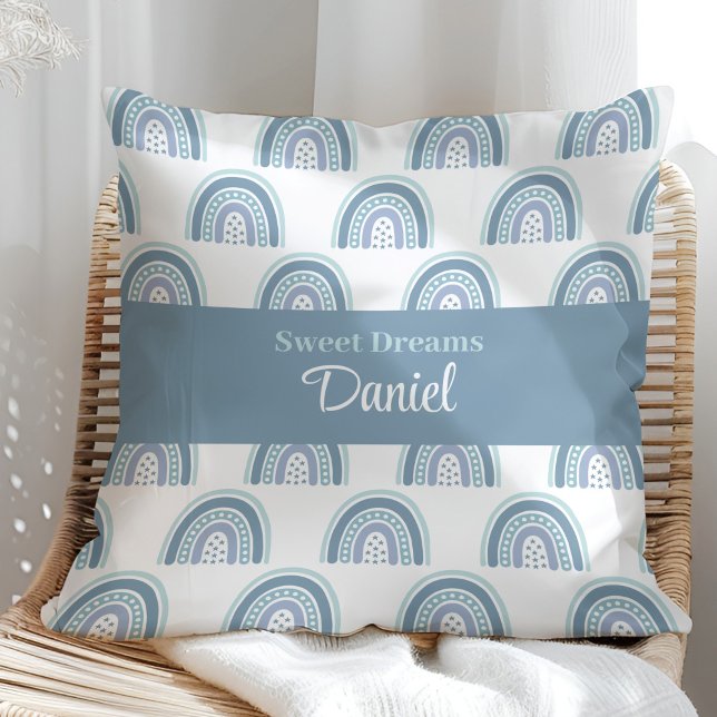 Boho Blue Rainbow Nom personnalisé Coussin (Boho Blue Rainbow Custom Name Pillow on a sunny rattan chair.)